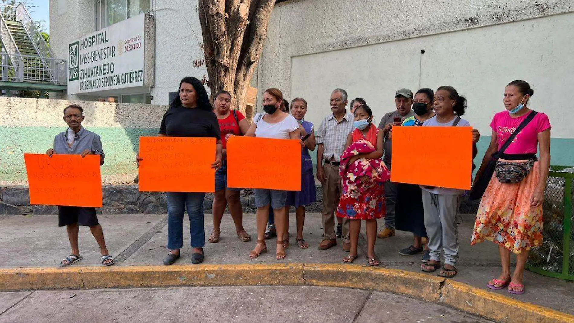 Protesta en clínica de Zihuatanejo